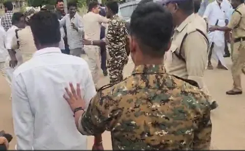 పులివెందుల వైఎస్సార్‌సీపీ  కార్యాలయం వద్ద పోలీసుల దౌర్జన్యం