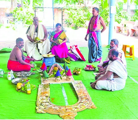 రూ.1.50 లక్షలవెండి కిరీటం సమర్పణ 
