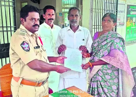 విలేకరి బెదిరిస్తున్నాడని మహిళా సర్పంచ్‌ ఫిర్యాదు