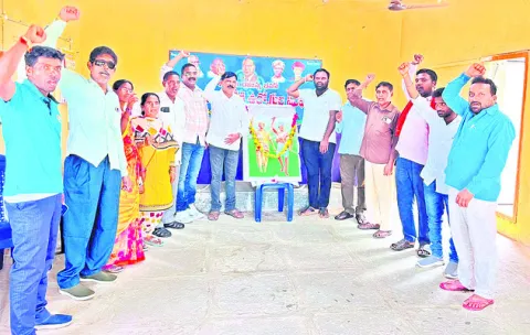 ఆదివాసీలను అంతంచేసే కుట్ర