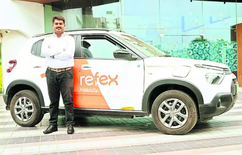 సైడ్‌వాల్‌ను ఢీకొన్న కారు 
