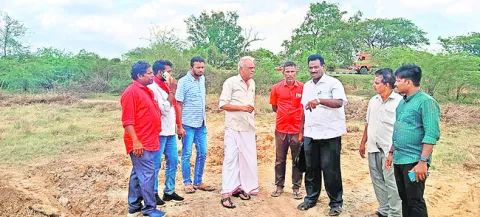 దళితుల భూముల్లో పెత్తనం చెలాయిస్తారా?