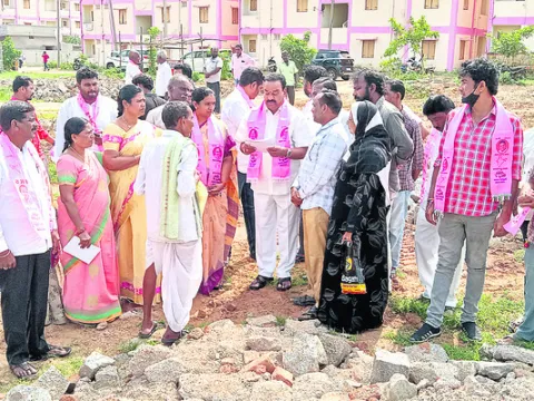 ‘డబుల్‌బెడ్‌రూం’ ఇళ్లలో వసతులు కల్పించాలి