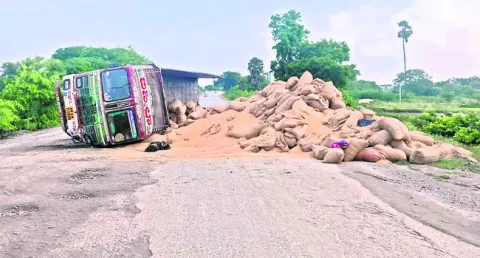 అదుపు తప్పి ధాన్యం లారీ బోల్తా
