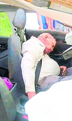 కారు బోల్తా పడి..