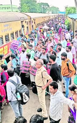 రైల్వేస్టేషన్‌లో ప్రయాణికుల రద్దీ
