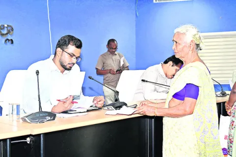 వినతులు వెంటనే పరిష్కరించాలి