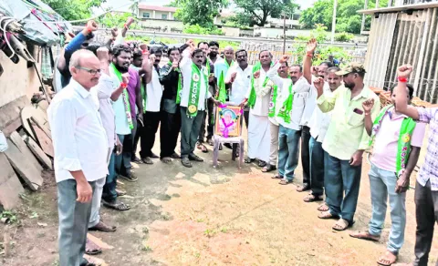 హక్కుల సాధనకు ఉద్యమించాలి