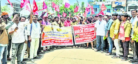ఉచిత బస్సుపేరుతో కార్మికుల పొట్ట కొట్టొద్దు