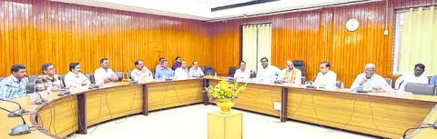  సాగునీటి ప్రాజెక్టుల పురోగతిపై సమీక్ష

