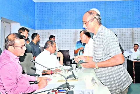 నిర్ణీత సమయంలో అర్జీలు పరిష్కరించాలి