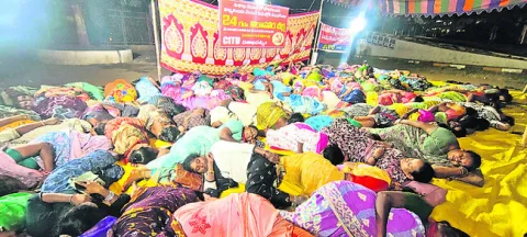 తొలగించిన విశాఖ డెయిరీ కార్మికులను విధుల్లోకి తీసుకోవాల