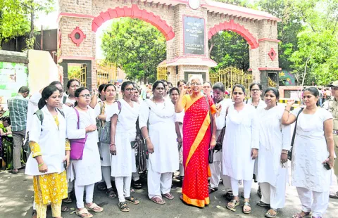 సచివాలయ హెల్త్‌ సెక్రటరీల ధర్నా