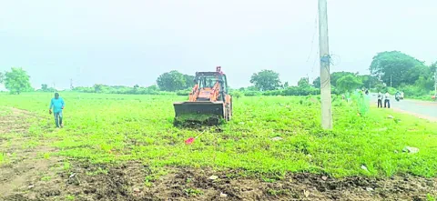 అక్రమ లేఅవుట్లలో హద్దురాళ్ల తొలగింపు