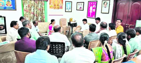 వసతిగృహాల్లో సమస్యల  పరిష్కారానికి కృషి  