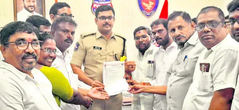 న్యాయవాదిపై తప్పుడు కేసు ఎత్తివేయాలి