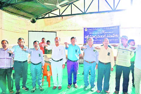 నిర్దేశించిన లక్ష్యాలను సాధించాలి