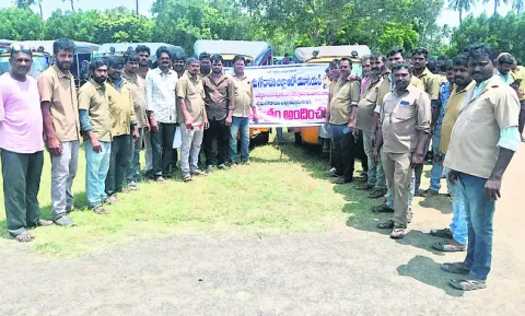 ఆటో డ్రైవర్లకు ఉపాధి కల్పించాలి 
