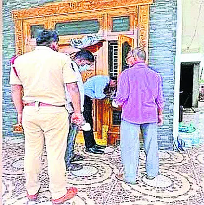 తాళం వేసి ఉన్న ఇంట్లో చోరీ 