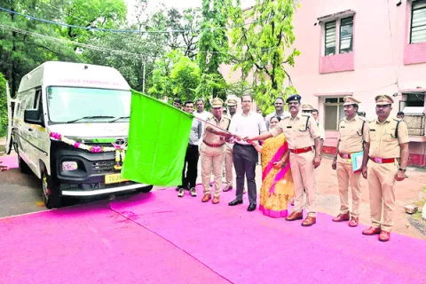 మొబైల్‌ ఫోరెన్సిక్‌ వాహనం ప్రారంభం