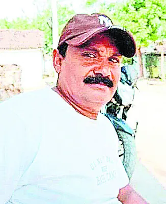 ఆగి ఉన్న లారీని ఢీకొన్న బైక్‌..
