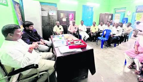 అటవీ ఫలాలు దళారుల పాలు కావొద్దు