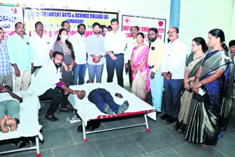రక్తదానానికి ముందుకు రావాలి 
