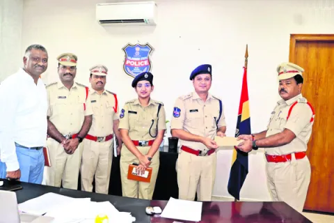 మహిళను కాపాడిన పోలీసులకు అభినందన
