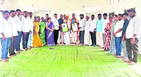 తొడసం కై లాస్‌కు సన్మానం