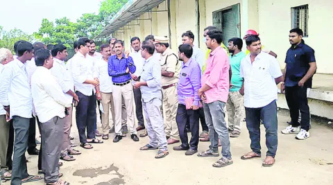 గోదాంను పరిశీలించిన ఎమ్మెల్యే సంజయ్‌