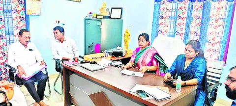 ఉద్యోగిపై విచారణ
