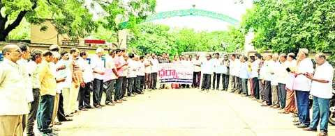 బకాయిలు వెంటనే చెల్లించాలి
