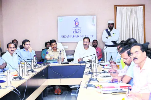 భారీ వర్షాల నేపథ్యంలో అప్రమత్తంగా ఉండాలి