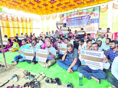 ● క్లర్క్‌ ఉద్యోగుల ధర్నా