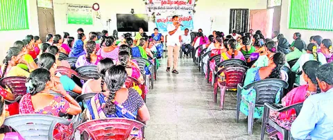 మహిళా సంఘాలను బలోపేతం చేయాలి