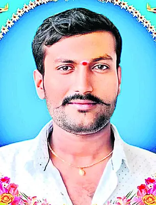 అలంకరణ లైట్లు  సర్దుతుండగా..
