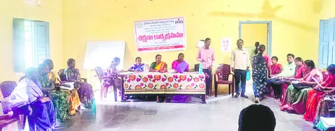 మహిళలను పొదుపు సంఘంలో చేర్చాలి 