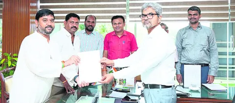 కాగజ్‌నగర్‌లో ‘వందేభారత్‌’కు హాల్టింగ్‌ ఇవ్వాలి