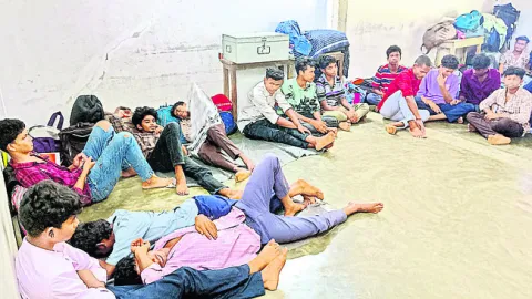  పస్తులతో హాస్టల్‌ విద్యార్థుల నిరసన 