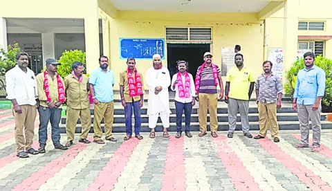 కార్మికులను పర్మినెంట్‌ చేయాలి 