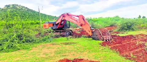 ప్రభుత్వ భూమి కబ్జాకు యత్నం 