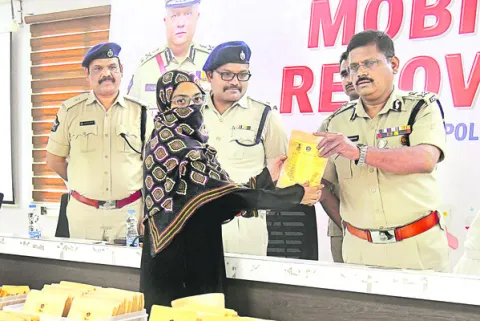 చోరీకి గురైన 600 సెల్‌ఫోన్లు రికవరీ
