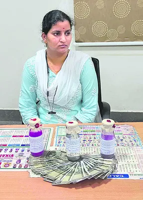 ఏసీబీకి చిక్కిన మహిళా ఉద్యోగి 