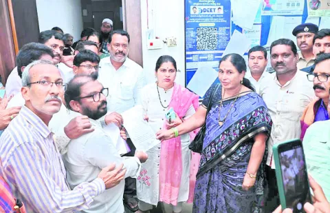 డీఈఓను సస్పెండ్‌ చేయాలి