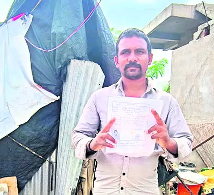 నాన్న దూరమయ్యాడు..  కుటుంబం రోడ్డున పడింది.. 
