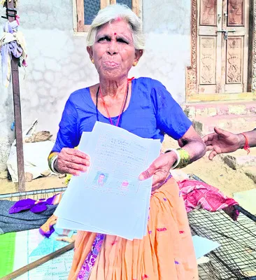 అతికష్టం మీద బతుకుతున్నాం.. 
