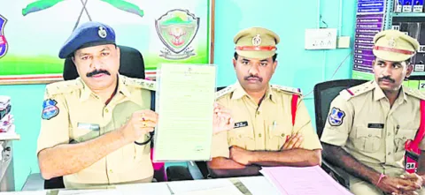 ఇంటిస్థలం కబ్జా చేసిన ఎనిమిది మందిపై కేసు