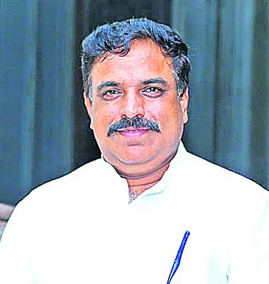 ఉదయం 9.30 గంటలకే పతాకావిష్కరణ