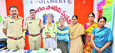 విద్యార్థినుల అదృశ్యం 