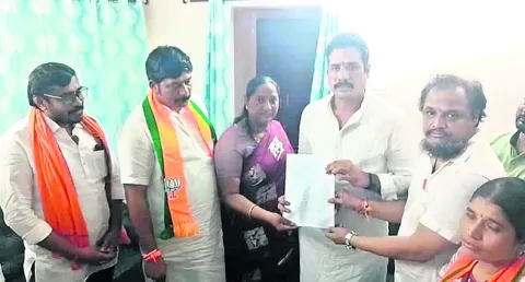 యూరియా కోసం అవే పాట్లు